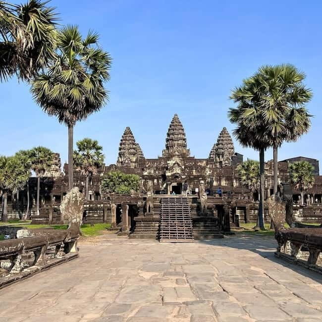 1-Day Trip to Angkor Wat with a Private or Shared Guide in Spanish - Angkor Thom’s big moments: Southern Gate to Bayon smiles