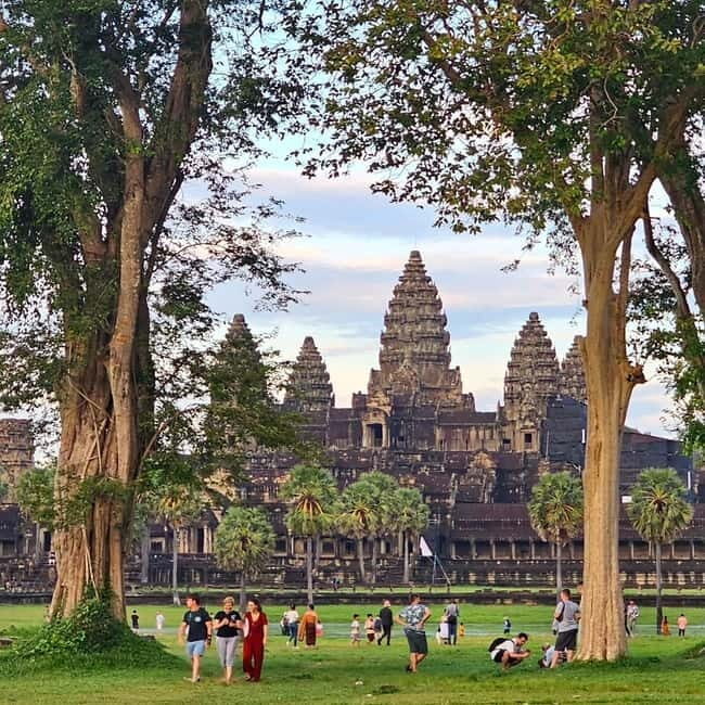 1-Day Trip to Angkor Wat with a Private or Shared Guide in Spanish - Lunch at Srah Srang: a needed break, not a included meal