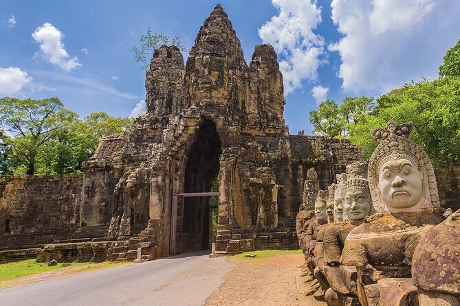 13 Days Private Tour to Cambodia, Angkor Wat and Vietnam - Halong Bay overnight cruise: why one night matters