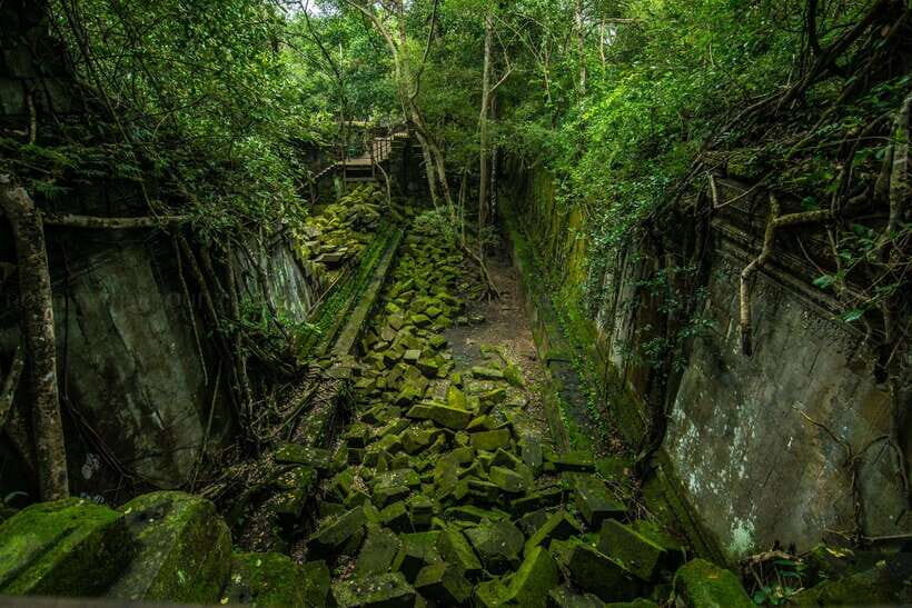 3-Day Angkor Wat & All Interesting Temples With Beng Mealea - Entering Angkor Wat: The Sunrise That Changes the Whole Place