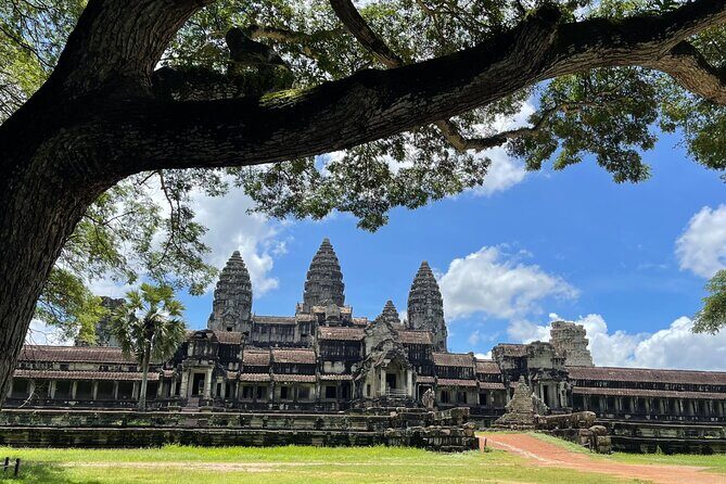 Angkor Cab: Siem Reap 3 day private tour: 'off the beaten track' - Day 1: Pink Banteay Srei, quiet temples, and Tonle Sap Lake