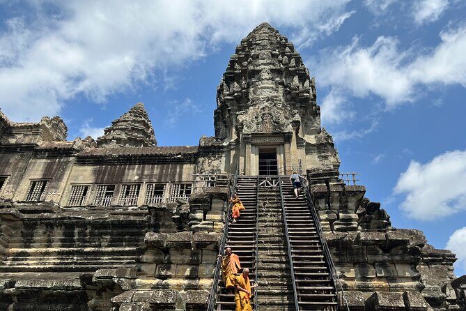 Angkor Sunrise Bike Tour with Lunch Included - Angkor Thom and the Victory Gate: big-city scale, short time