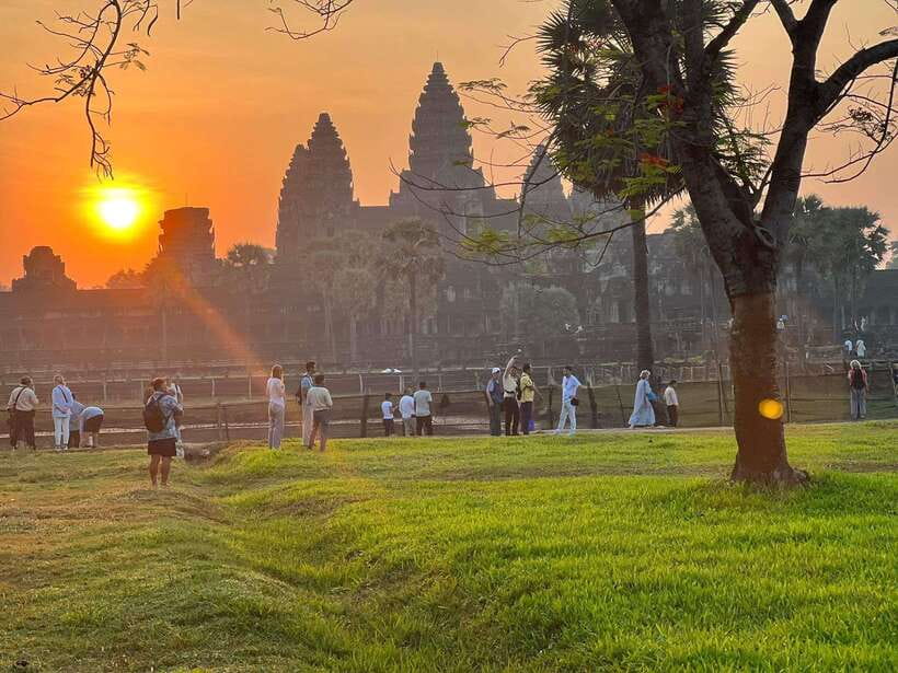 Angkor Wat 2-Day complex Sun rise & Sun set with Guided Tour - Day 1 pacing: time for photos without losing the story