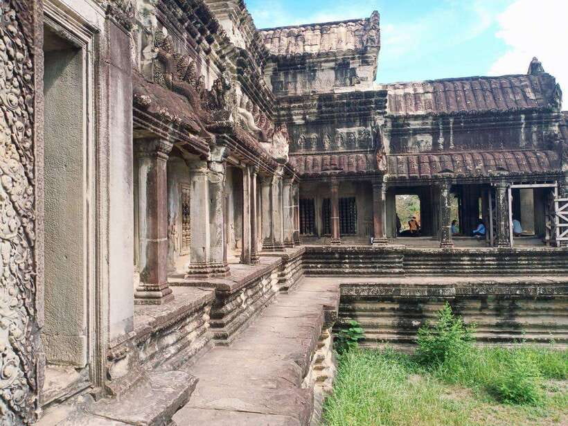 Angkor Wat, Angkor Thom, and Ta Prohm Day Trip with Sunset - Meeting Your Guide and How the Day Stays Manageable
