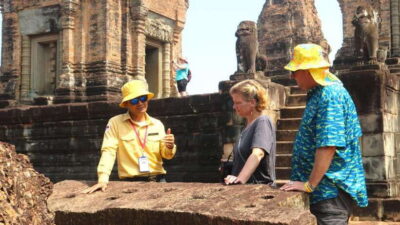 Angkor Wat: Highlights and Sunrise with Spanish Guide - Walking into Angkor Wat in the Dark: Eastern Entrance and the Flashlight