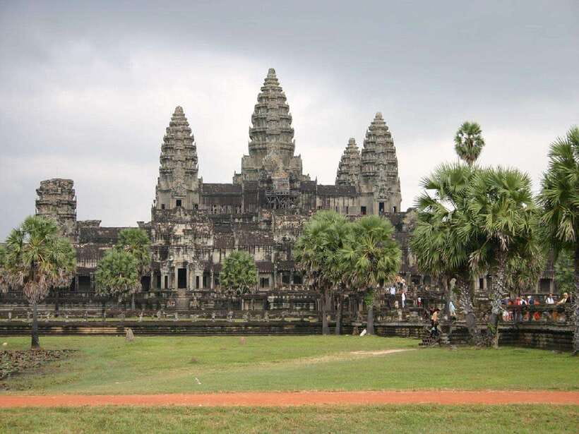 Angkor Wat Small Tour With Private Tuk Tuk - Angkor Wat Temple First: Setting the Pace for the Loop