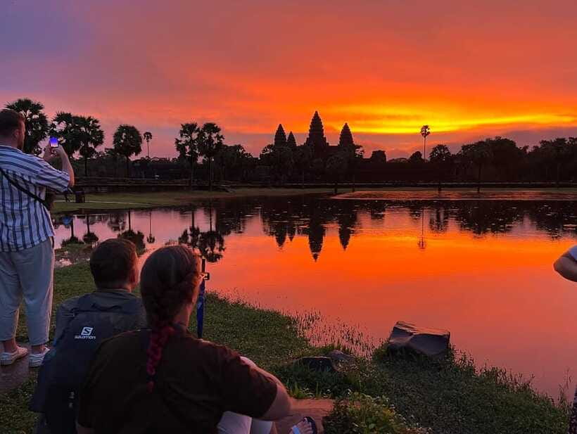 Angkor Wat Sunrise Bike Tour With Lunch Included - Angkor Thom’s South Gate and Bayon: biking between the iconic faces