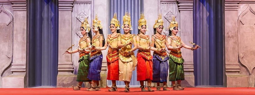 Apsara Dance Show with Dinner by Tuk-Tuk Roundtrip Transfer - The venue experience: curved stone stage, water, and tropical flowers