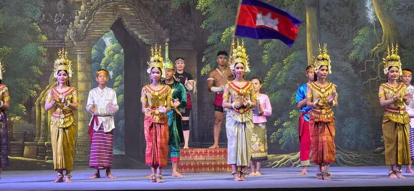 Apsara Performance Including Buffet Dinner & Hotel Pick up - A 2.5-hour Apsara night with tuk-tuk pickup in Siem Reap