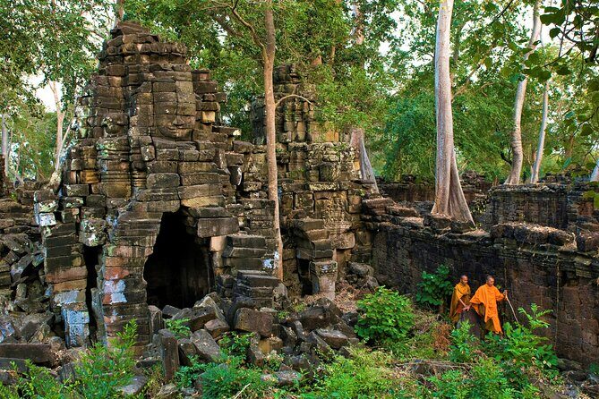 Banteay Chhmar Temple & Silk Farm Private Day Trip from Siem Reap - Angkor Silk Farm: seeing silk made, not just sold