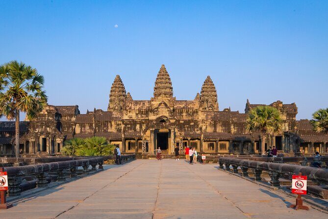 Banteay Srei & Angkor Big Circuit Tour - Eastern Mebon: A Temple at the Center of a Dry Reservoir