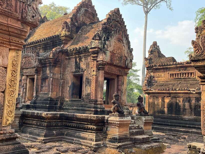 Banteay Srei, Kulen Waterfall & Beng Mealea Small-Group Tour - Preah Ang Thom’s reclining Buddha: sacred boulder, added staircase