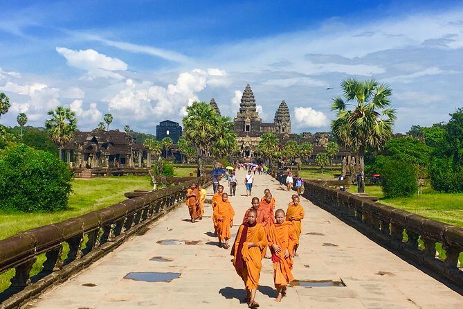 Discover Cambodia 8 Days from Siem Reap to Koh Trong -Phnom Penh - Phnom Penh essentials plus the difficult sites: Royal Palace to Tuol Sleng