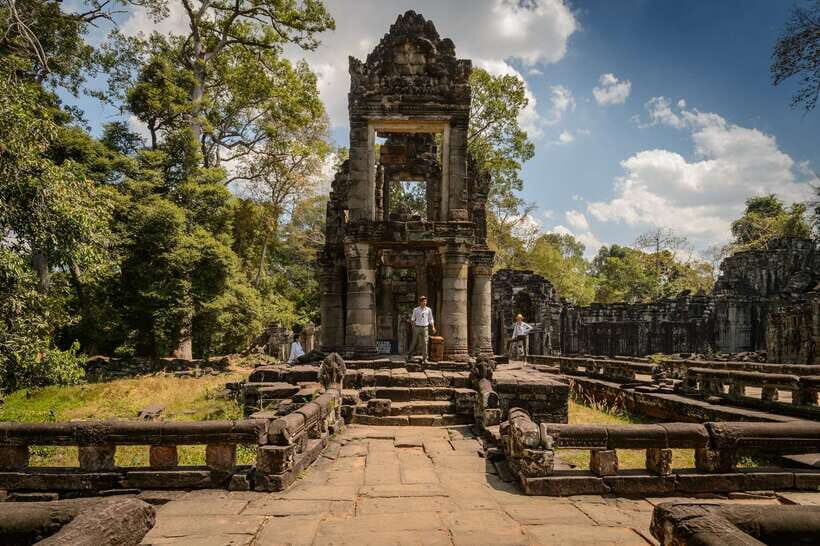 Kbal Spean Trekking Tour with Banteay Srei & Landmine Museum - Kbal Spean hike: reaching the River of 1000 Lingas carvings