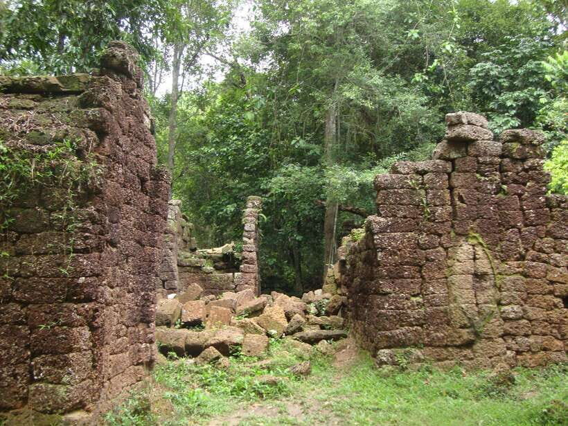 Kulen Mountain: Full-Day Private Waterfall Tour - Summit time: pagoda views and the Reclining Buddha