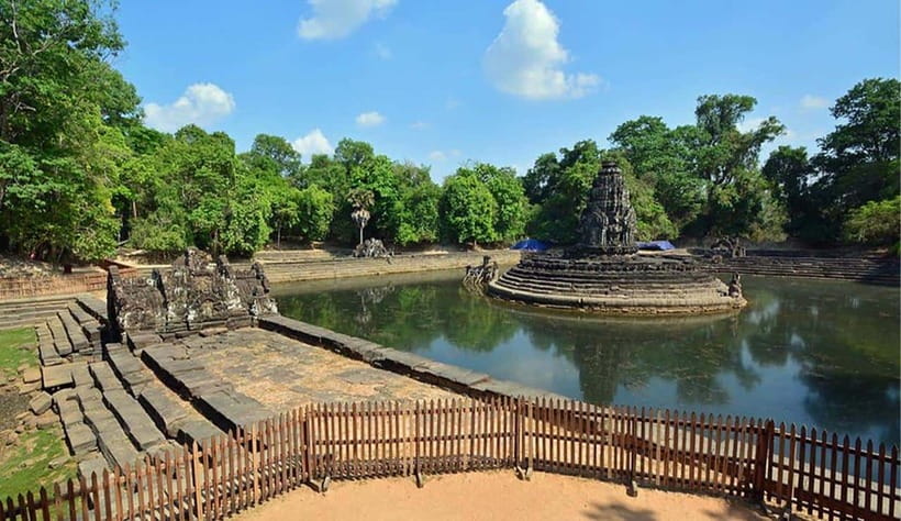Phnom Bakheng Sunset Tour, Pre Rup, Neak Pean, Preah Khan - Phnom Bakheng sunset: the 200-step Shiva finale