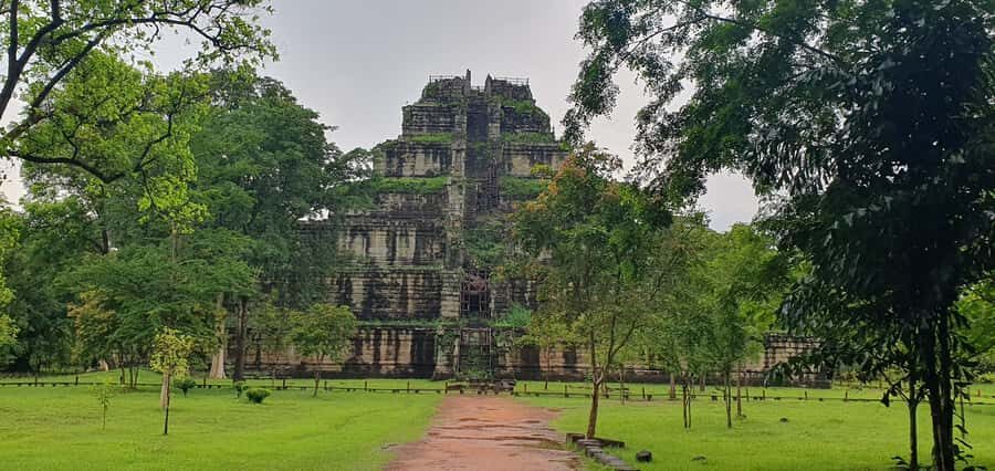 Preah Vihear Temple Koh Ker & BengMealea Tour from Siem Reap - Prasat Pram: A Useful In-Between Stop for Photos and Perspective