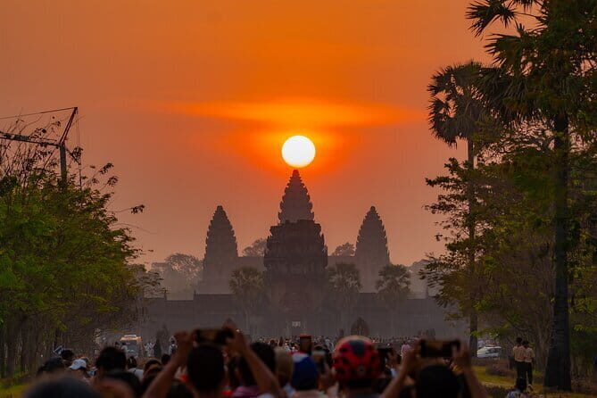 Private Angkor Wat Sunrise Guide Tour include Breakfast and Snack - Logistics that affect your comfort: dress, walking, and timing