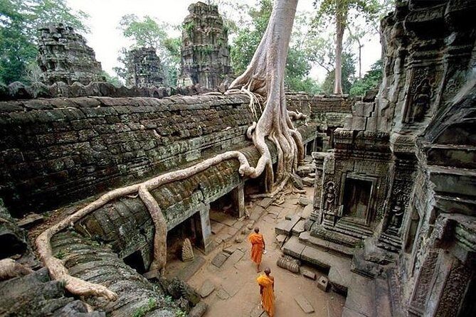 Private Angkor Wat Sunrise Tour - Angkor Wat in darkness: eastern entry and first light