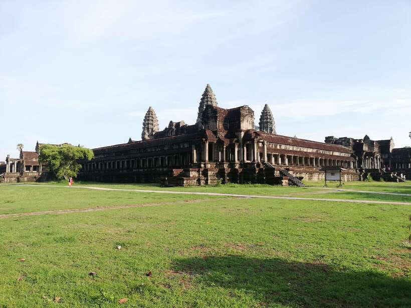 Private Sunrise Angkor Wat Tour - Bayon Temple: smiling faces and the crowd math