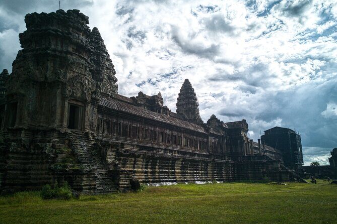 Private Sunrise Angkor Wat Tour with pickup from your hotel - Sunrise at Angkor Wat: why the timing matters more than the photos