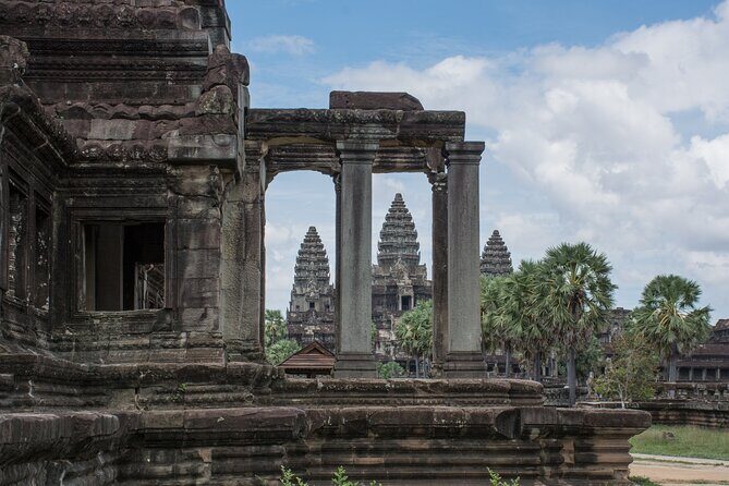 Private Sunrise Angkor Wat Tour with pickup from your hotel - Stop 4: Bayon faces, plus Elephant Terrace along the circuit (about 1 hour here)