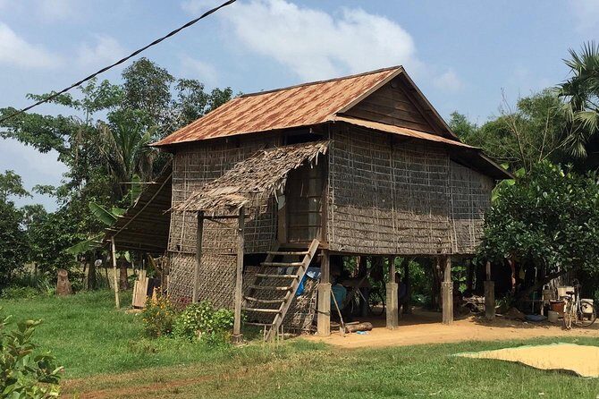 Private Tour to Kompong Phluk Off Beaten Track - Wat Thmey Killing Fields at the pagoda: serious context, handled on-site