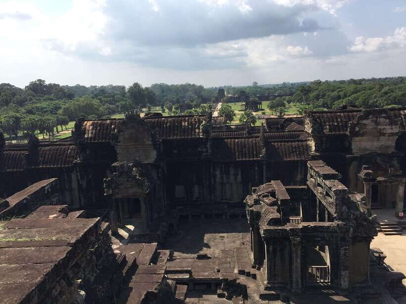 Siem Reap: Angkor Wat Half-Day Trip with Local Guide - Entering the Temple Circuit: How the Time Is Best Spent