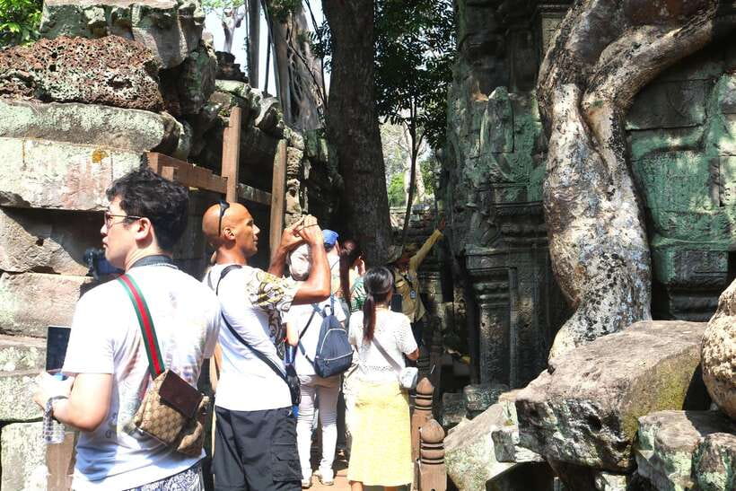 Siem Reap: Angkor Wat: Small-Group Sunrise Tour - Your guide can change the whole experience