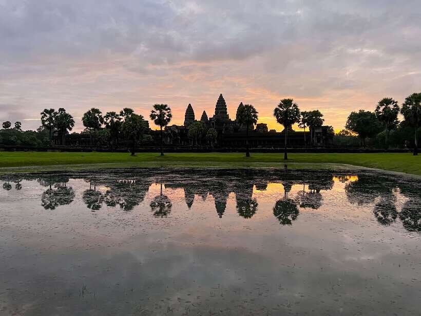 Siem Reap: Angkor Wat Sunrise and Market Tour by Jeep - Sunrise Jeep Drive to Angkor Wat: the point of the early alarm