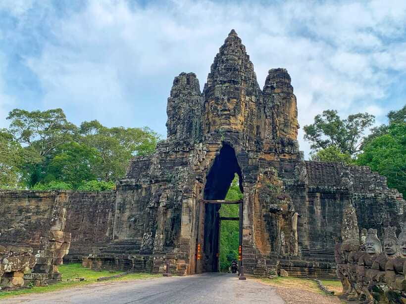 Siem Reap: Angkor Wat Sunrise for Group or Private Tours - The Tonle Om Gate stop: a quick reset and a photo moment