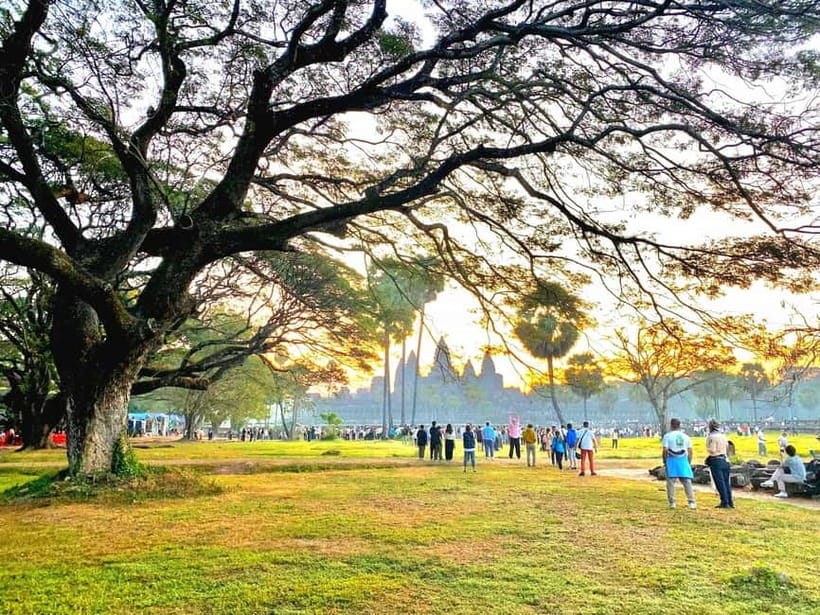 Siem Reap: Angkor Wat Sunrise Tour With Small Group - Tonle Om Gate: a short stop that helps you frame the bigger picture