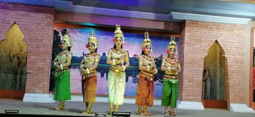 Siem Reap: Apsara Dance Show & Dinner with Tuk-Tuk Transfers - Getting there: tuk-tuk pickup vs A/C minivan drop-off