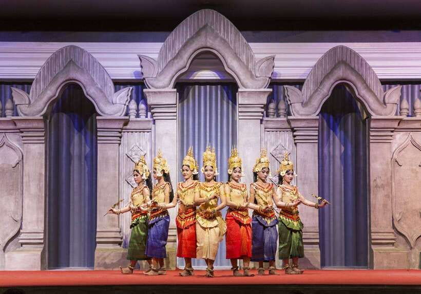 Siem Reap: Apsara Dance Show & Dinner with Tuk-Tuk Transfers - The show itself: classical and folk dances plus live Khmer music