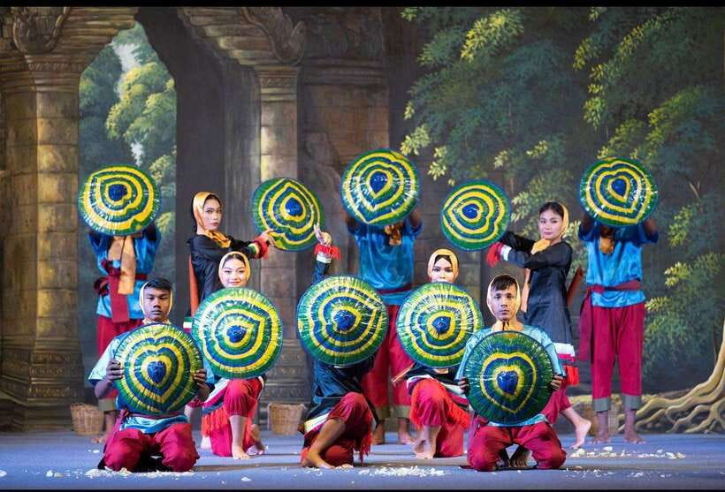 Siem Reap: Apsara Show Including Dinner & Hotel Pickup - The show experience: costumes, live music, and those meaningful pauses