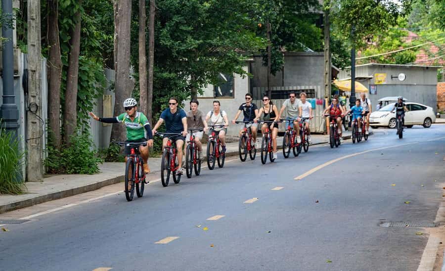 Siem Reap City Haft Day Bike Tour - Pub Street lane and Phsar Chas: market life at street level