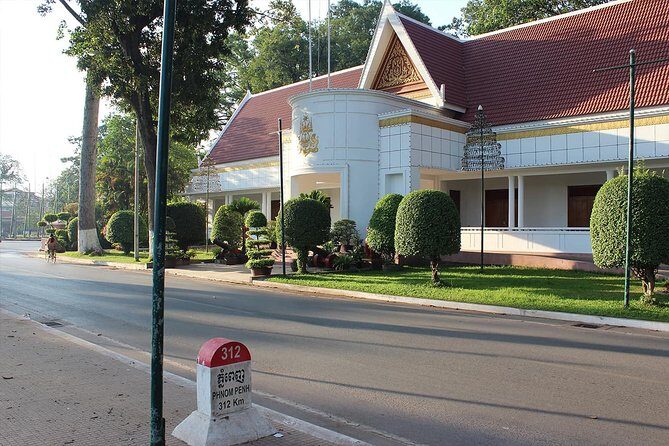 Siem Reap City Tour - War Museum Cambodia: context on civil conflict and recent history