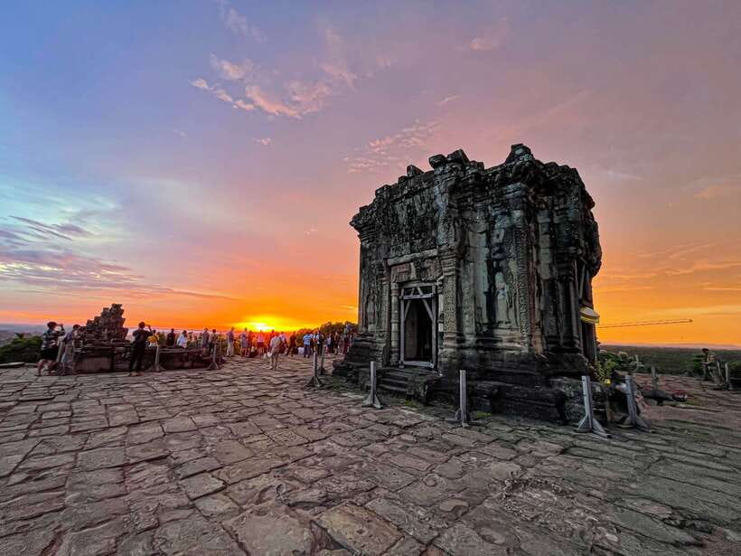 Siem Reap: Full Day Angkor Wat Temple Experience with Sunset - Bayon Temple: Hundreds of Faces and the Feeling of Being Watched