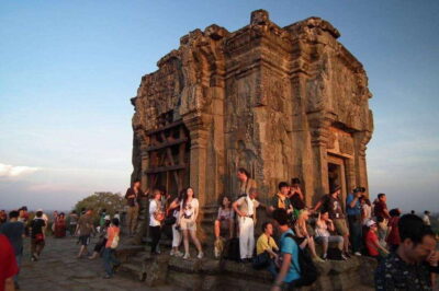 Siem Reap: Full Day Angkor Wat Temple Tour with Sunset - Pickup, transport, and what the small group really changes