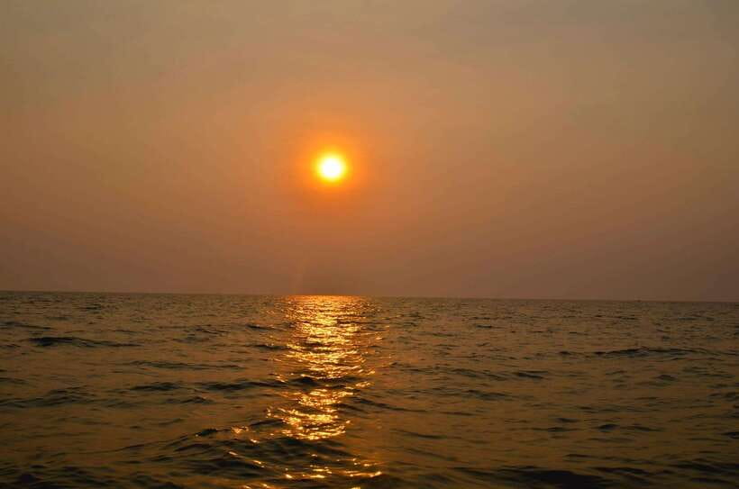 Siem Reap: Half-Day Kampong Phluk with Sunset, Boat & Guide - Kampong Phluk by motorboat: stilted life that changes with the season