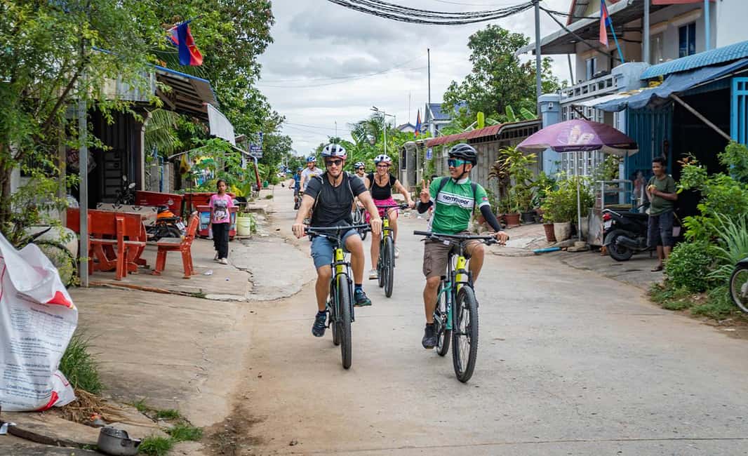Siem Reap: Morning Food Tour, Market Walking & Street Art - Royal Independence Gardens street art and arts-and-crafts browsing