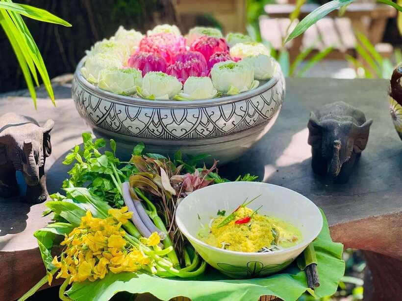 Siem Reap: Street Food Experience by Tuk-Tuk - Phum Num Banh Chok: green curry soup and a classic noodle base