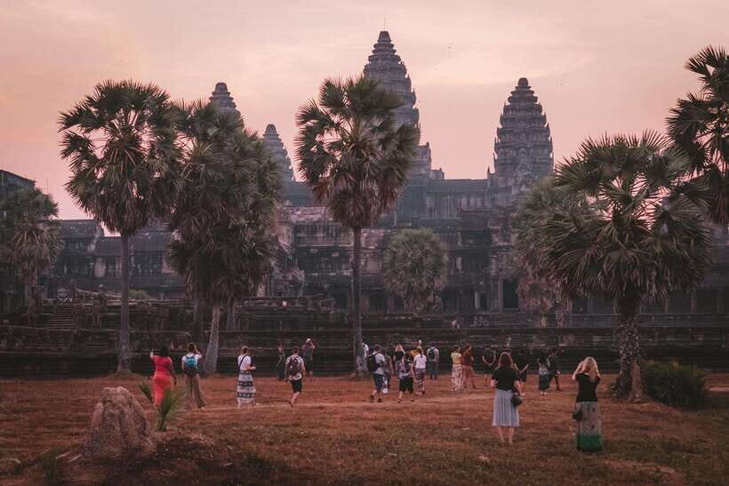 Siem Reap Sunrise Angkor Wat Temple Tour - Meeting at Mad Monkey: how the day starts smoothly