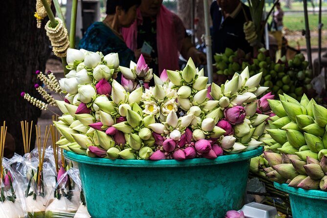 Siem Reap Walking Tour: Landmarks & Hidden Gems - Psar Chaa Old Market: street food, real shopping, and Pub Street in daylight