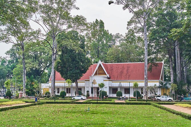 Siem Reap Walking Tour: Landmarks & Hidden Gems - What kind of traveler should book this walk?