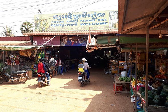 Tuk Tuk Journey: Exploring Rural Life and Silk Farm Craftsmanship - Krabei Reil commune: market time and village-life observation